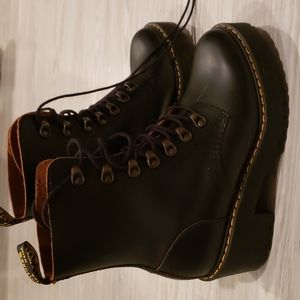 Dr. Martens Leona boots